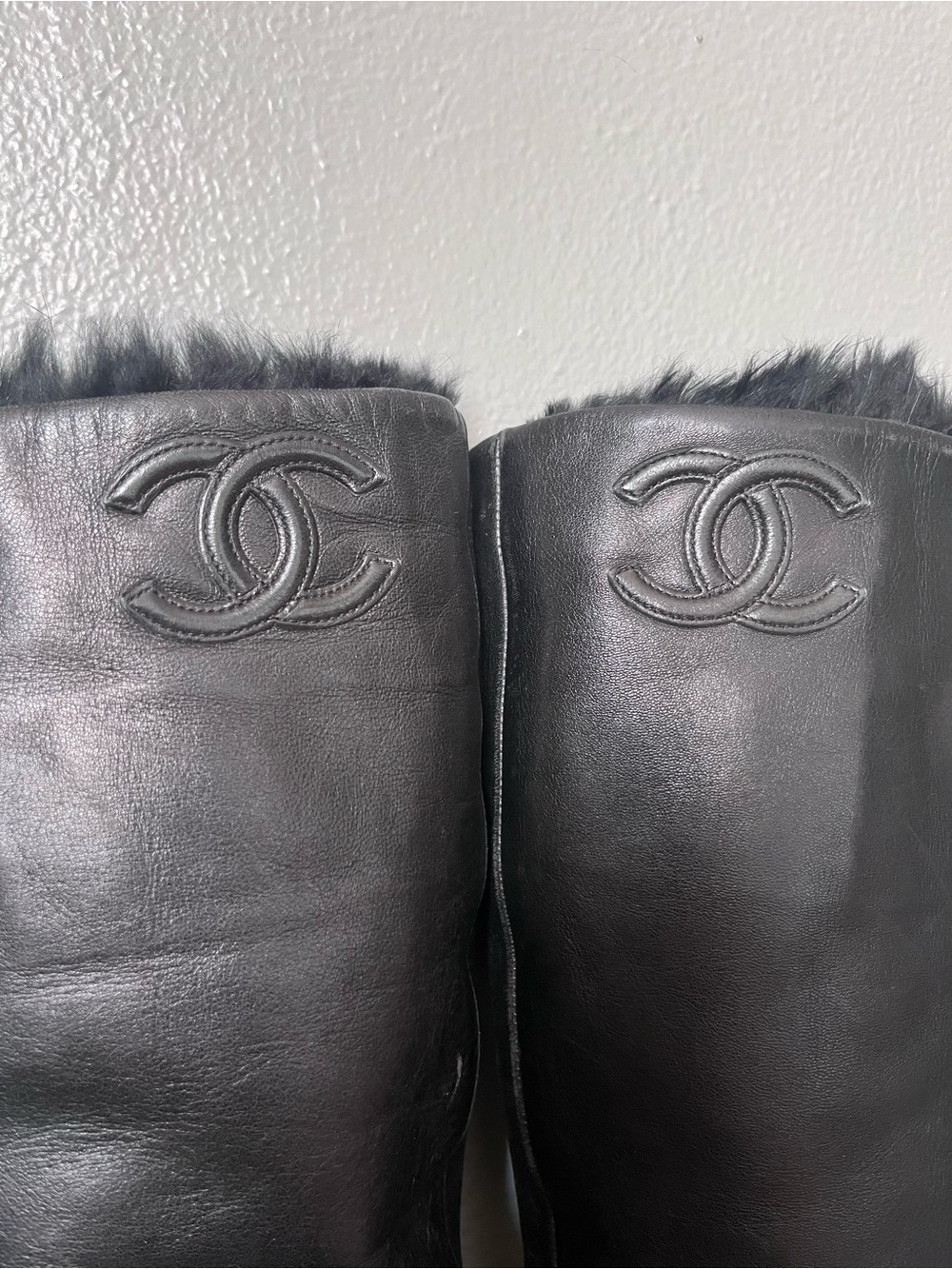 CHANEL Black Leather calf high Boots with Beige Wedge Sole and Fur lining - Picture 2 of 15